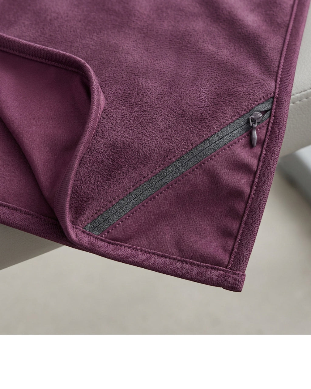Latce Suede Microfiber Sports Towel 80 x 35 cm Plum Pocket - Detail view